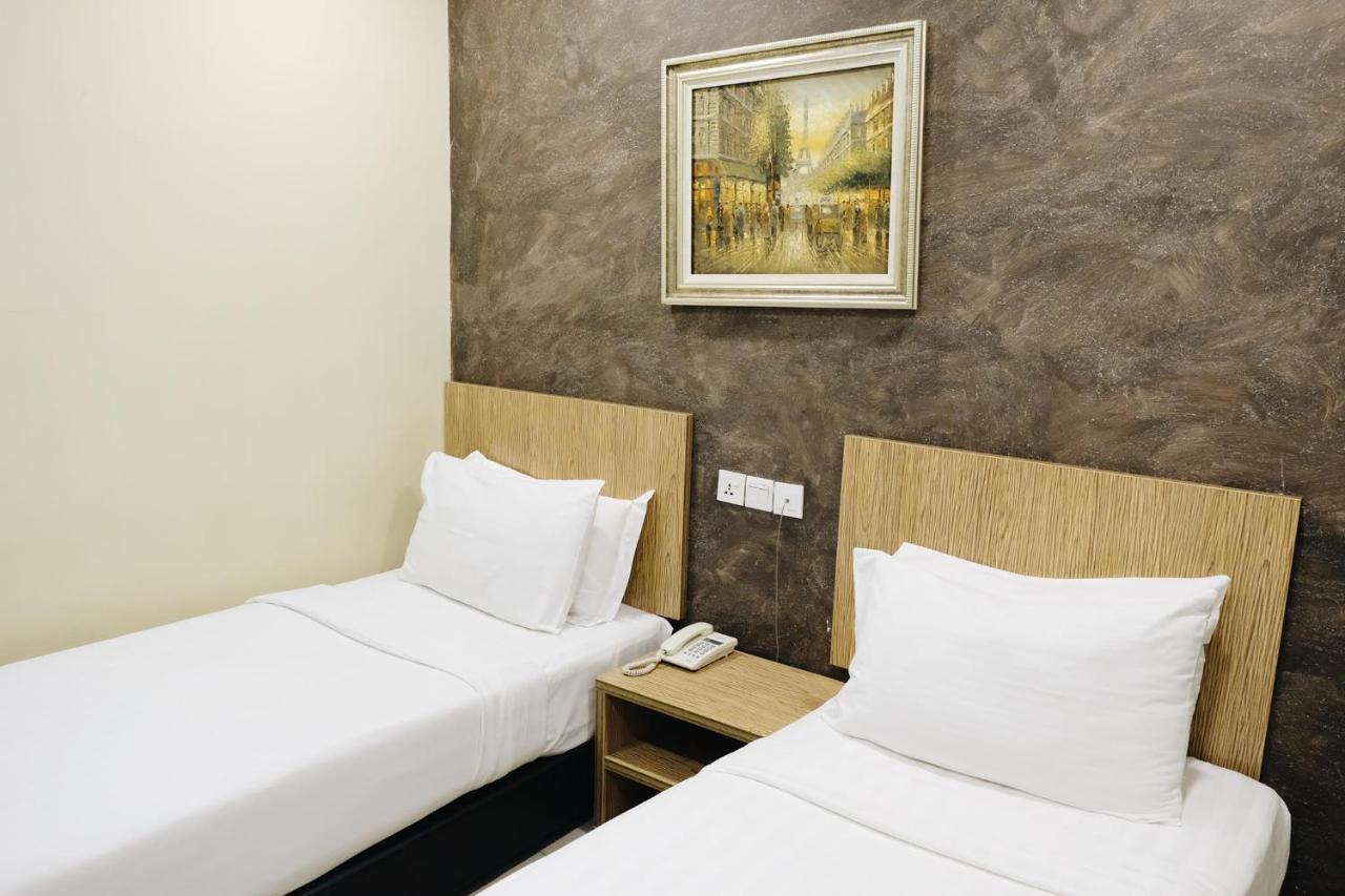 อีร่า พลัส โฮเต็ล Hotel เซอรีเคมบางัน ภายนอก รูปภาพ