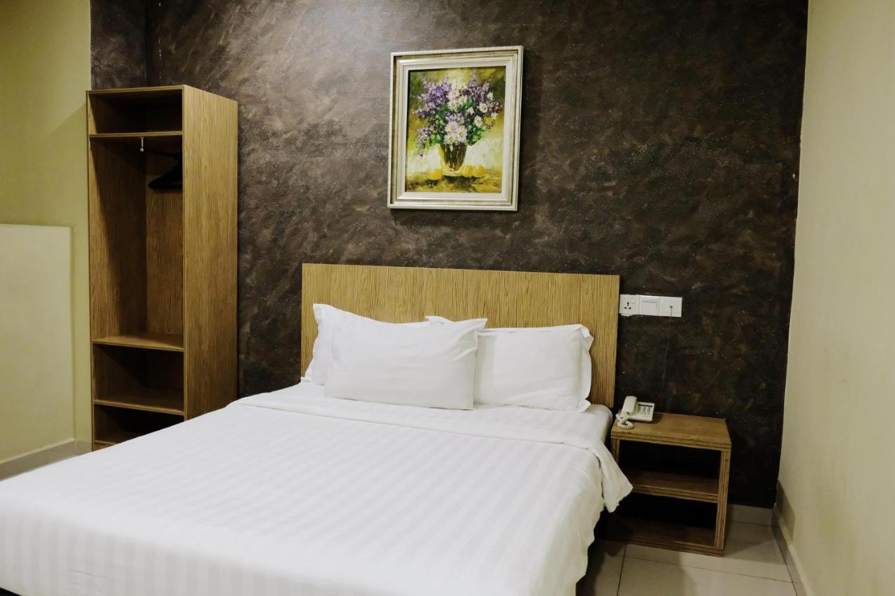 อีร่า พลัส โฮเต็ล Hotel เซอรีเคมบางัน ภายนอก รูปภาพ
