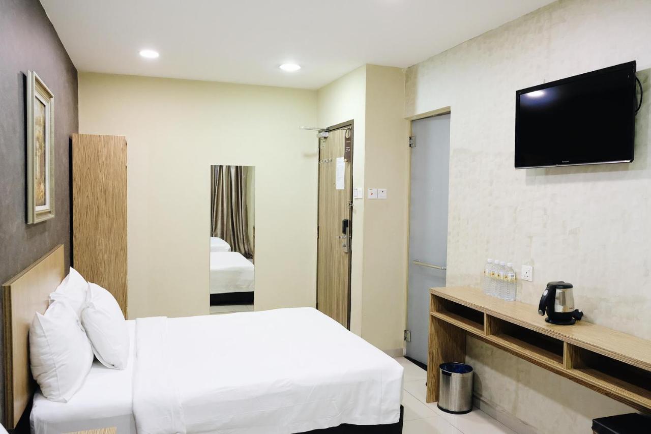อีร่า พลัส โฮเต็ล Hotel เซอรีเคมบางัน ภายนอก รูปภาพ