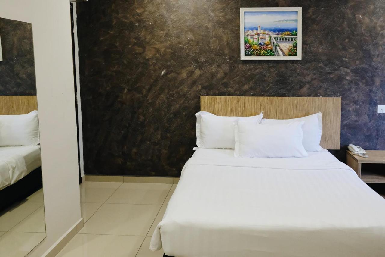 อีร่า พลัส โฮเต็ล Hotel เซอรีเคมบางัน ภายนอก รูปภาพ