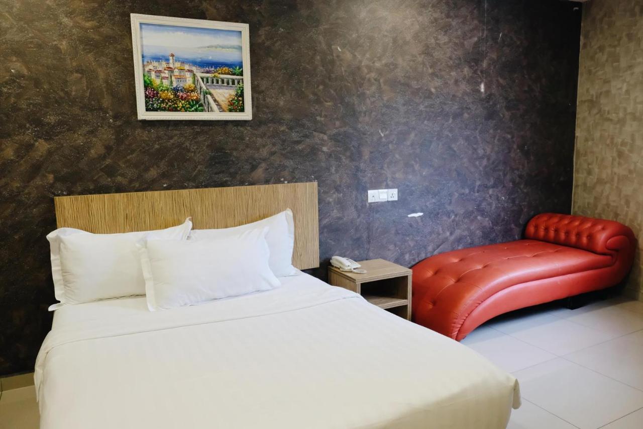 อีร่า พลัส โฮเต็ล Hotel เซอรีเคมบางัน ภายนอก รูปภาพ