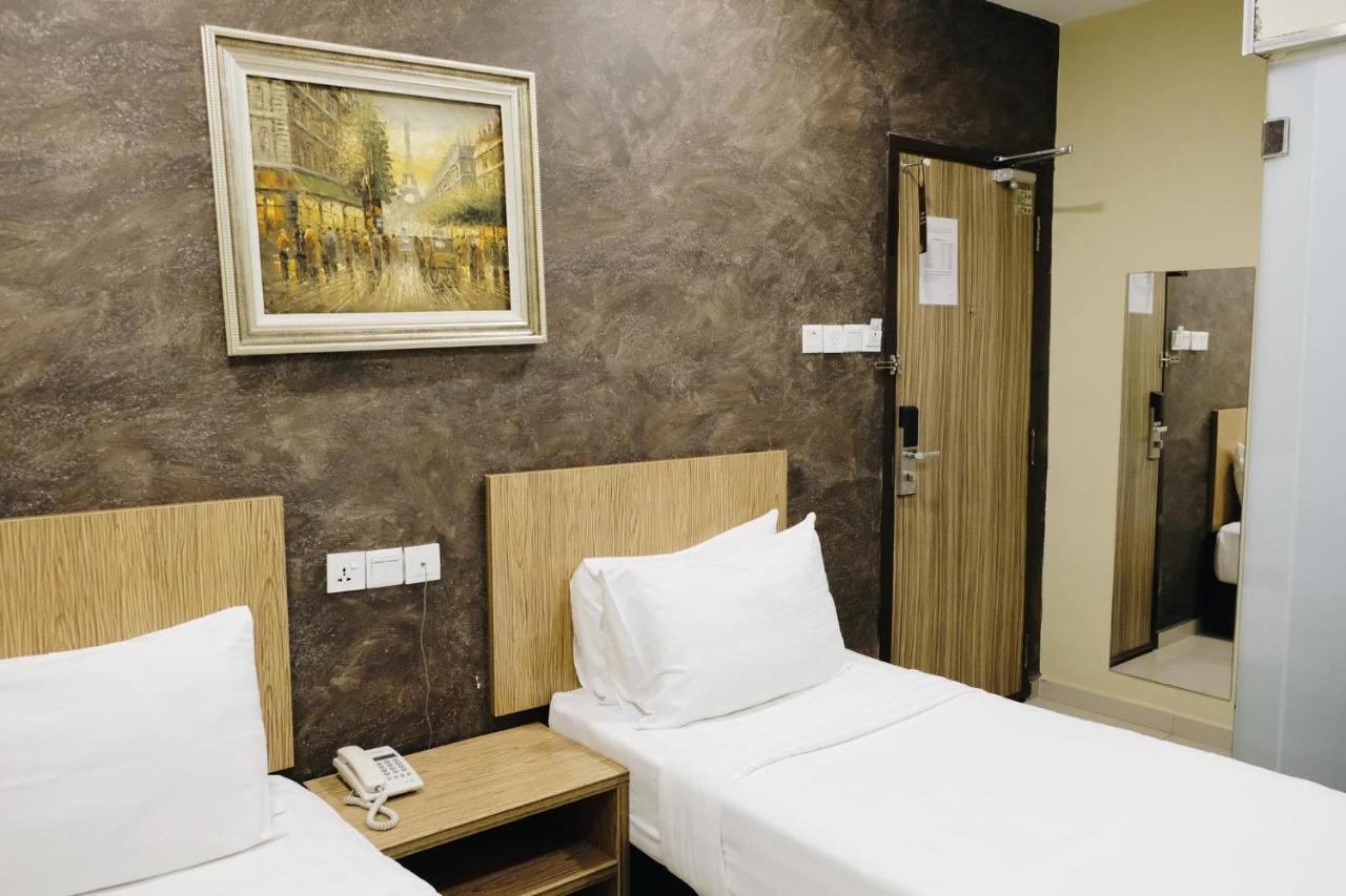อีร่า พลัส โฮเต็ล Hotel เซอรีเคมบางัน ภายนอก รูปภาพ
