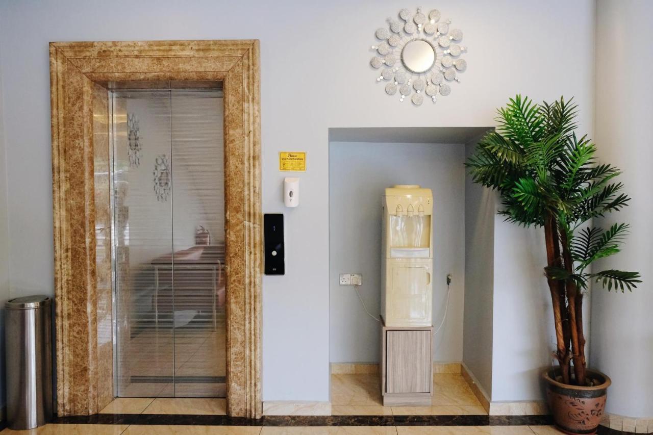 อีร่า พลัส โฮเต็ล Hotel เซอรีเคมบางัน ภายนอก รูปภาพ