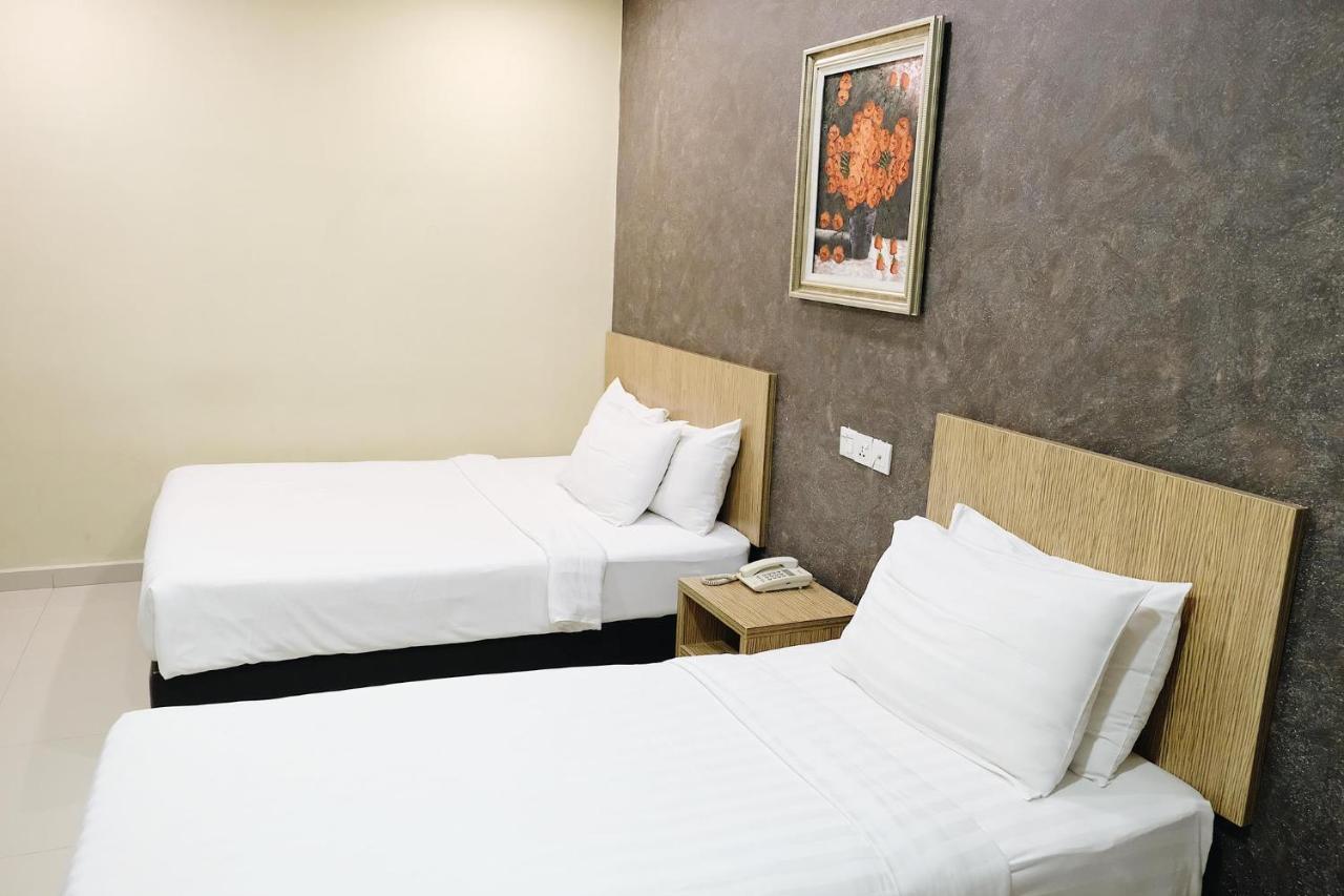 อีร่า พลัส โฮเต็ล Hotel เซอรีเคมบางัน ภายนอก รูปภาพ