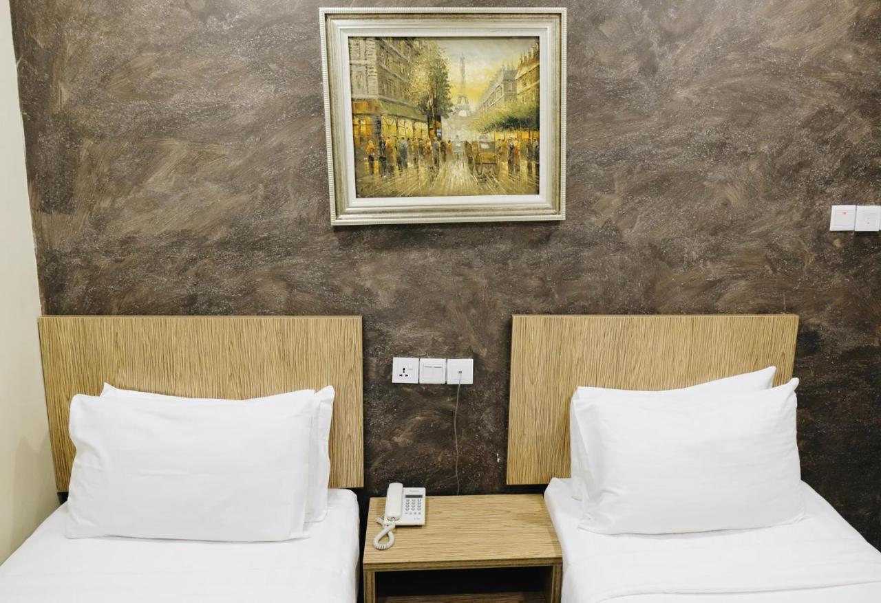 อีร่า พลัส โฮเต็ล Hotel เซอรีเคมบางัน ภายนอก รูปภาพ