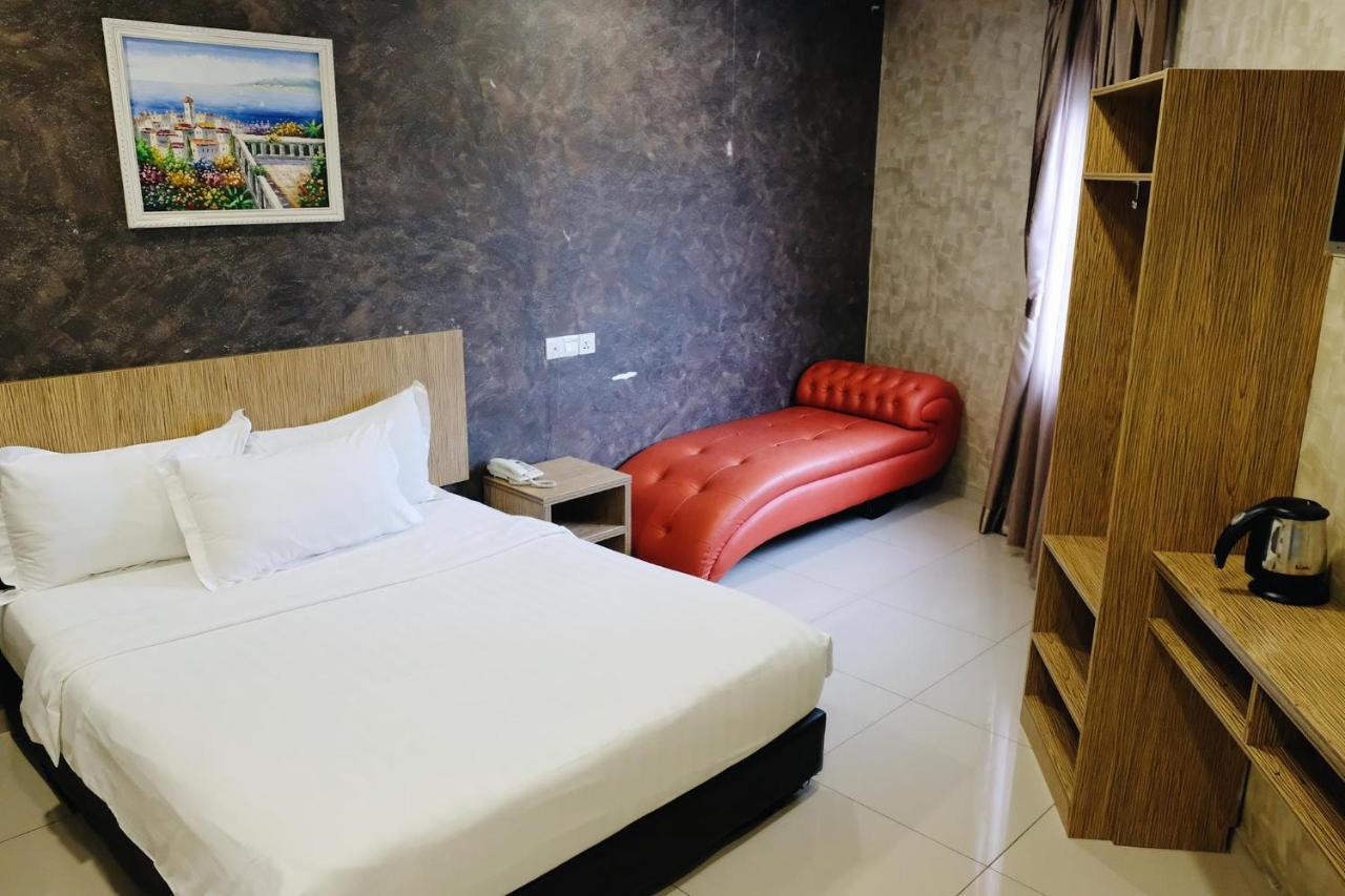 อีร่า พลัส โฮเต็ล Hotel เซอรีเคมบางัน ภายนอก รูปภาพ