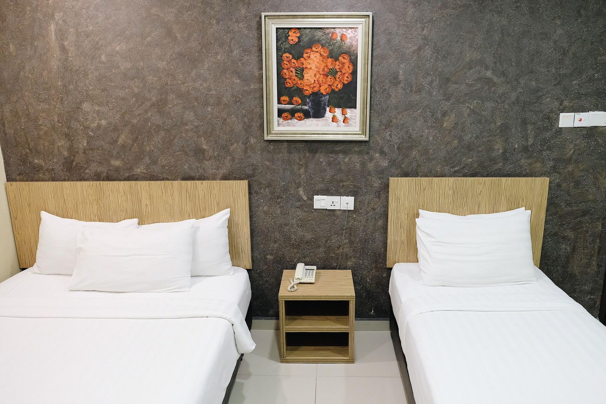 อีร่า พลัส โฮเต็ล Hotel เซอรีเคมบางัน ภายนอก รูปภาพ