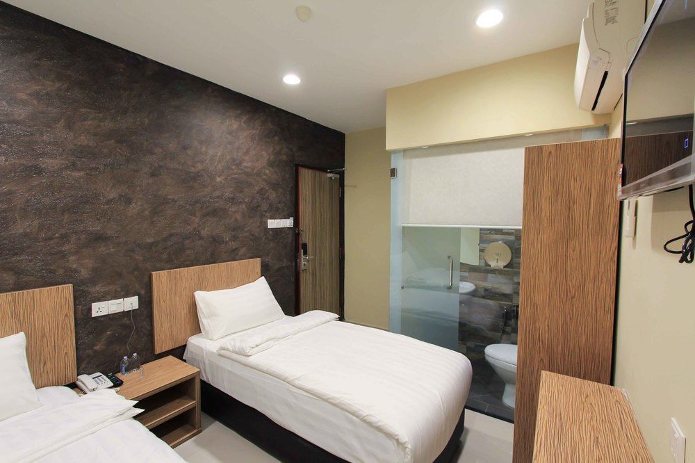 อีร่า พลัส โฮเต็ล Hotel เซอรีเคมบางัน ภายนอก รูปภาพ