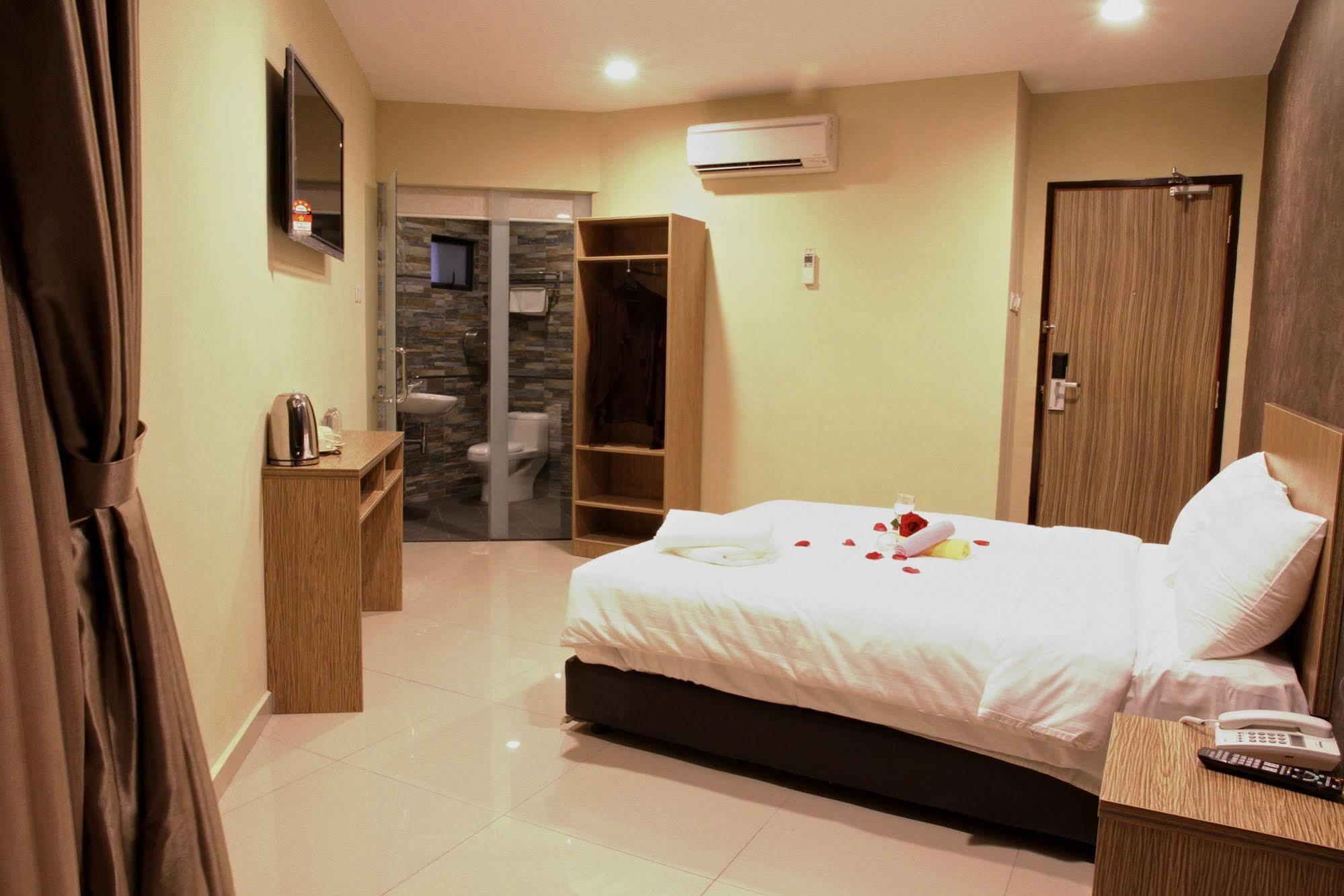 อีร่า พลัส โฮเต็ล Hotel เซอรีเคมบางัน ภายนอก รูปภาพ