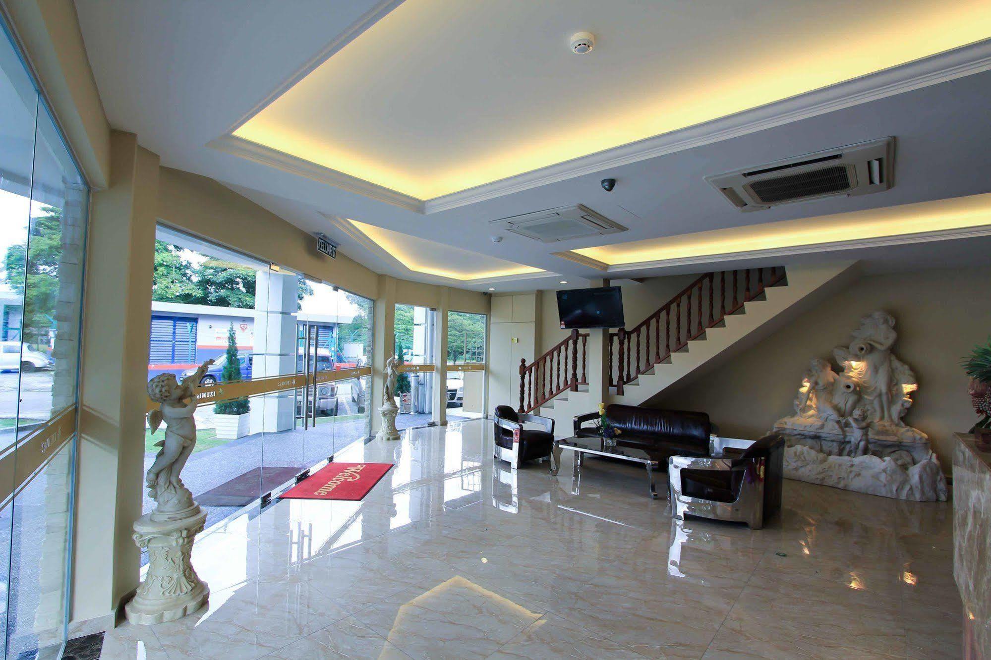 อีร่า พลัส โฮเต็ล Hotel เซอรีเคมบางัน ภายนอก รูปภาพ