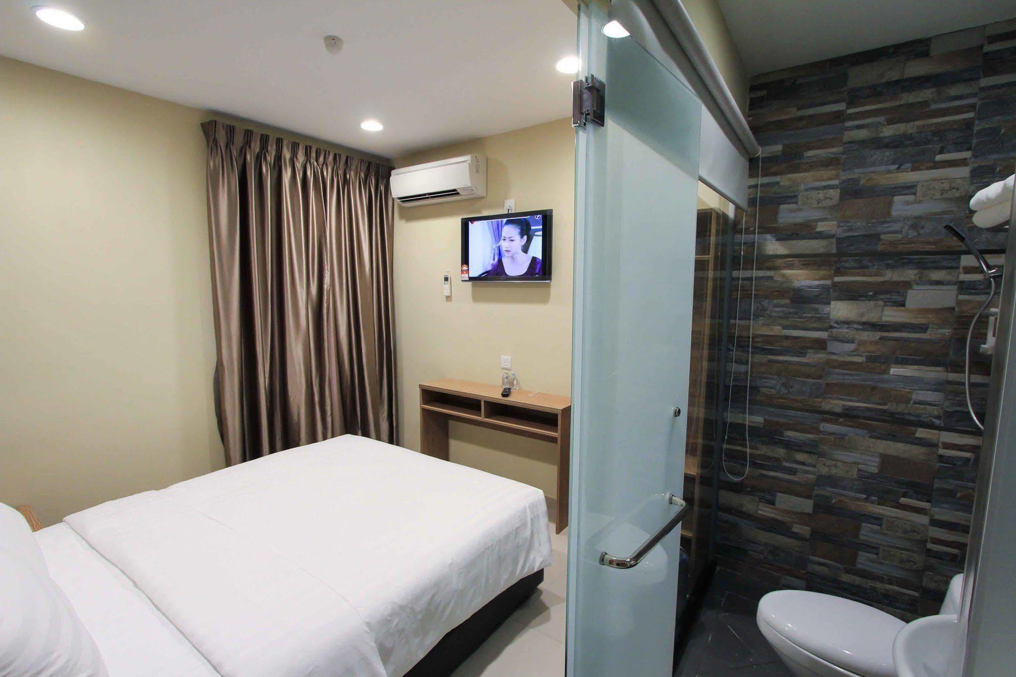 อีร่า พลัส โฮเต็ล Hotel เซอรีเคมบางัน ภายนอก รูปภาพ