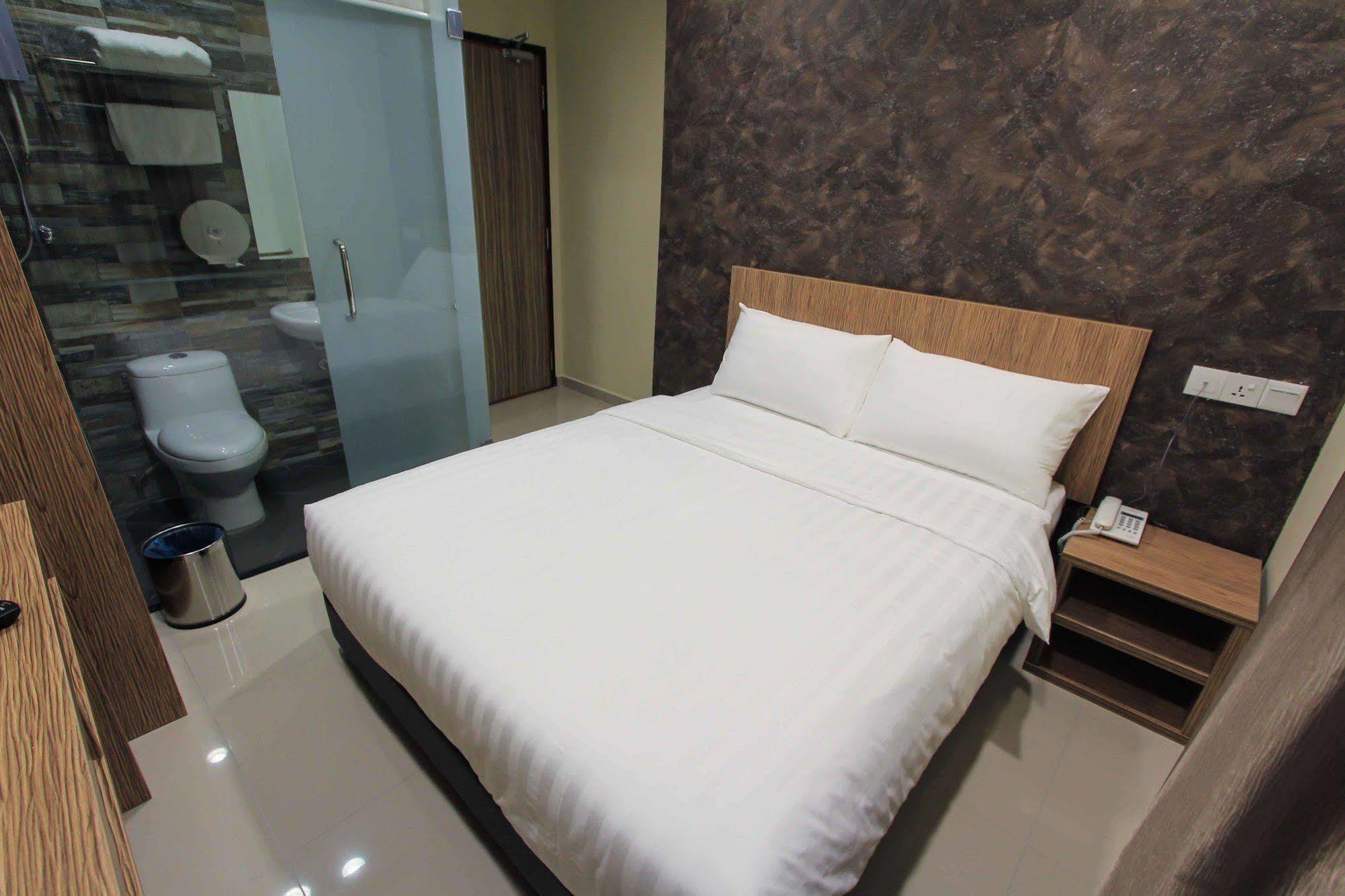 อีร่า พลัส โฮเต็ล Hotel เซอรีเคมบางัน ภายนอก รูปภาพ