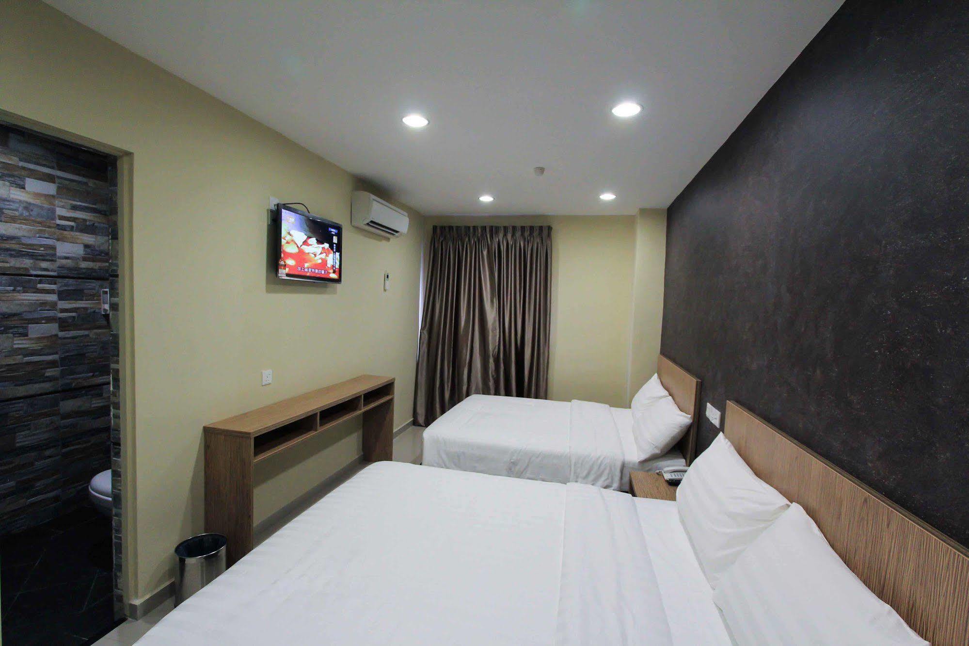 อีร่า พลัส โฮเต็ล Hotel เซอรีเคมบางัน ภายนอก รูปภาพ
