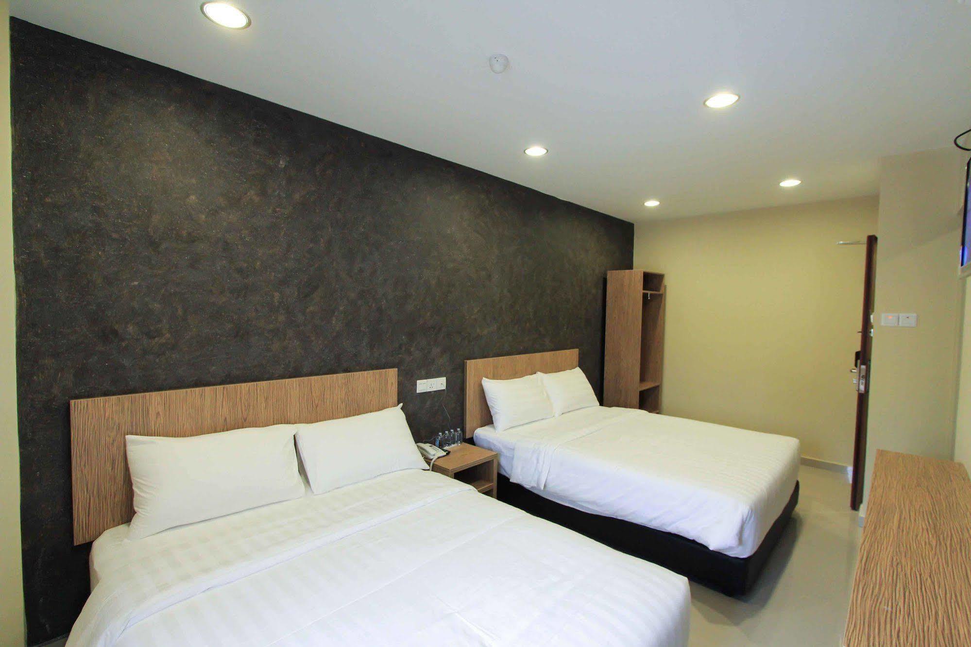 อีร่า พลัส โฮเต็ล Hotel เซอรีเคมบางัน ภายนอก รูปภาพ