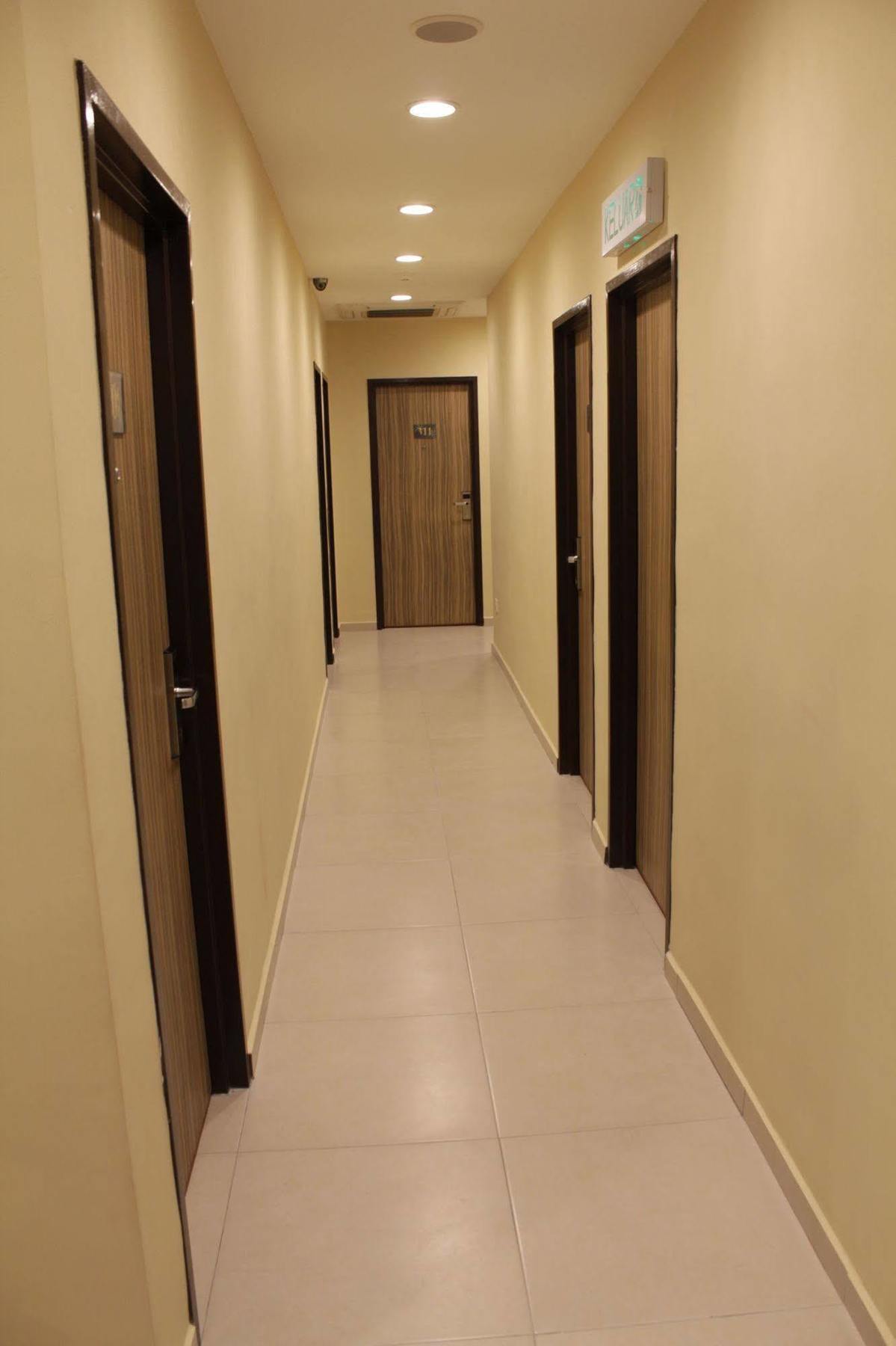 อีร่า พลัส โฮเต็ล Hotel เซอรีเคมบางัน ภายนอก รูปภาพ