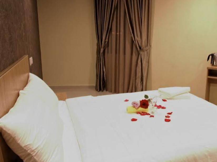 อีร่า พลัส โฮเต็ล Hotel เซอรีเคมบางัน ภายนอก รูปภาพ