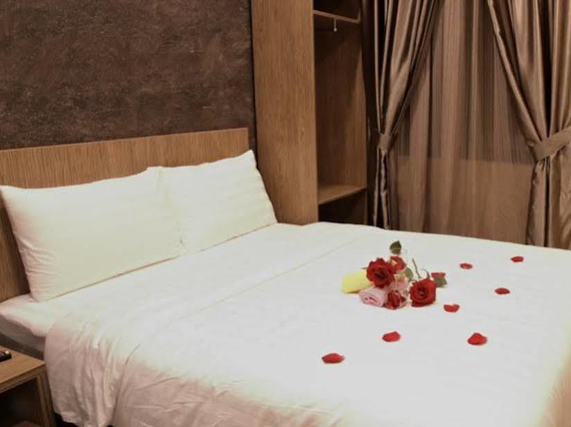 อีร่า พลัส โฮเต็ล Hotel เซอรีเคมบางัน ภายนอก รูปภาพ